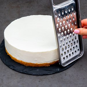 402K views · 1.7K reactions | Decorazione con la grattugia. Torta senza cottura che supera ogni aspettativa Ingredienti: per la superficie: biscotti - 300 g burro - 120 g IN FRIGO 30 minuti per la crema: panna montata - 300 ml latte - 300 ml zucchero a velo - 130 g zucchero vanigliato - 15 g preparato in polvere per crema alla vaniglia - 80 g Diametro teglia 25 cm IN FRIGO 1 H per la decorazione: cacao - 10 g | Cookrate - Italia | Facebook