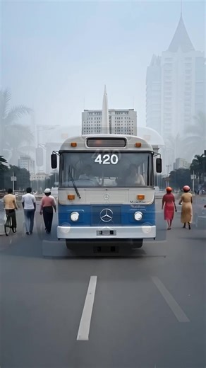 Perusahaan Umum Pengangkutan Penumpang Djakarta atau Perum PPD. Bus Superior Coach: Digunakan sejak tahun 1971 sebagai bagian dari program bantuan luar negeri untuk transportasi Jakarta. Mercedes-Benz "Goyobod" & "Banteng": Bus bermesin Mercedes-Benz OH series sangat populer di era 80-an hingga 90-an. Beberapa model terkenal antara lain OH 1113 (Goyobod) dan OH 408 (Volgren/Banteng). Video ilustrasi menggunakan ai ✅ #Bus #ai #Jadul #PPD #DAMRI | Toni Art