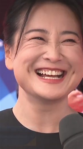 被传体重反弹的贾玲亮相巴黎，罕露面被夸瘦成闪电，为运动员加油