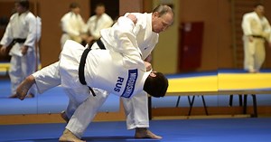 Marine black belt judges Vladimir Putin's judo moves