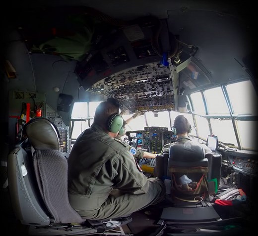 Altijd al benieuwd geweest hoe het eraan toe gaat in de cockpit van een C-130 Hercules wanneer de crew de motoren start? Wij nemen je even mee aan boord en laten je 360° genieten! Avez-vous toujours été curieux de voir comment les choses se passent dans le cockpit d'un Hercules C-130 lorsque l'équipage démarre les moteurs? Nous vous prenons à bord et découvrez-le vous-même en 360°! | Belgian Air Force