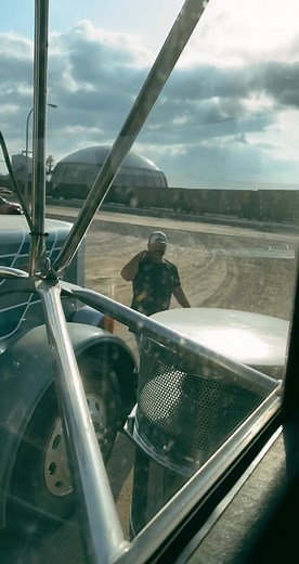 I know my windows dirty…myob #MyColoredHair #FordMaverick #JuntosImparables