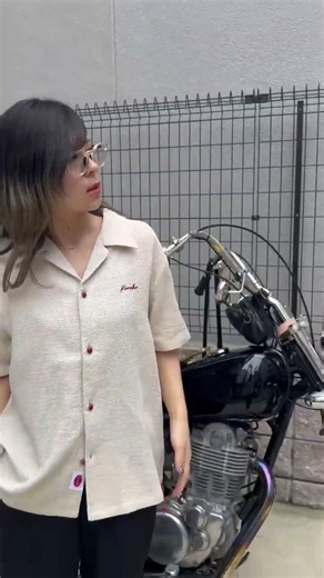 🎥【みんなのご投稿】紅白ヒモ付き 「KaraKu」刺繍入りレッドアゲート調ボタン付き綿麻シャツ