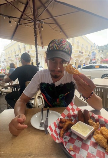 Comer con la mano es memoria cultural ✨ Antes de los cubiertos, el cuerpo era la herramienta. La mano anticipa el sabor: siente la temperatura, la textura, el peso. Activa el deseo antes de morder. Por eso una pizza, una hamburguesa o unas papas no saben igual con tenedor y muchas culturas (principalmente en África y Asia, mantienen la conexión intacta, la mano es la herramienta). Porque el gusto también nace en el tacto y sería muy cabron comerse una empanada con cuchillo y tenedor 🙃. #chef #c