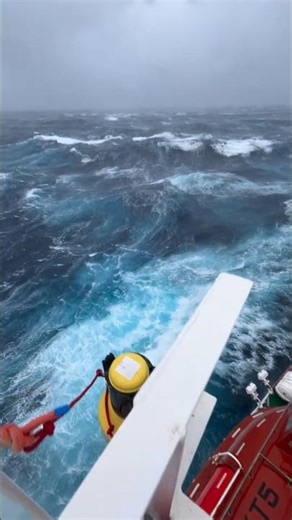 😱 Scary Storm at Sea – Tanker Still Sailing!#shorts