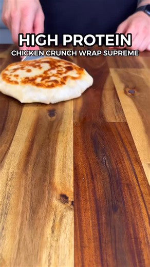 PROTEIN PREPPER ™ on Instagram: "High Protein Chicken Crunch Wrap Supreme 🌯🌮 71g Protein! 💪🏼🔥 (Macros: Per Crunch Wrap - 2 Total) 596 Calories 29.5gC | 19.5gF | 71gP Ingredients: 300g Diced Boneless & Skinless Chicken Breast (raw weight - 150g per crunch wrap) 1 Tsp Salt, 1/2 Tsp Chilli Powder, 1 Tsp Onion Powder, 1 Tsp Garlic Powder, 1 Tsp Paprika, 1 Tsp Cumin, 1/2 Tsp Black Pepper 2 Large Tortillas (Simsons Pantry Low Carb Protein Wraps) 160g Low Fat Gre