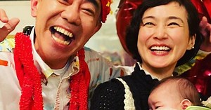 木梨憲武、赤ちゃん抱っこした安田成美との還暦記念ショットにファン沸き立つ　「えーーー！」「お孫ちゃんですか!?」（1/2） | ねとらぼ