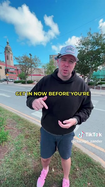 River West ten years ago: nothing. Today: Chicago’s fastest growing neighborhood. You’re minutes from Fulton Market and River North, close to the highway Blue Line, and you still get great pricing (for now). Mark my words: in a few years, these prices will be River North level 🤑 Thinking of River West? Let’s talk 📲 #chicago #riverwest #chicagoneighborhoods #chicagotiktok #chicagorealtor