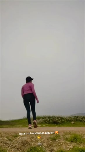 Después de correr no solo terminé el entrenamiento… terminé recordándome quién soy. Respiro profundo, me acomodo la corona invisible 👑 y dejo que el cuerpo hable por mí. No necesito ruido para sentirme poderosa. Mi energía es calma. Mi presencia es firme. Mi baile es suave… pero seguro. Hoy no corro para huir. Corro para reinar. 💫 #buenavibra✡️siempre🧿 #😁😁😁😁😁😁😁😁😁😁😁😁 #2026 #running #