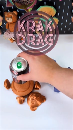 🧸 Cute Teddy Bear Mug Hugger: Self-Adjusting Coaster • STL and 3MF files ➡️ Download 3D print model: https://cults3d.com/:4021886 💡 Designed by KrakDrag | Cults.