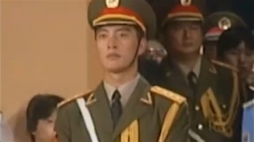 依旧泪目！1997年7月1日0时0分0秒，中华人民共和国国旗与香港特别行政区区旗准时升起。今年，香港回归祖国28年了，铭记这一历史时刻。祝福香港，祝福祖国！