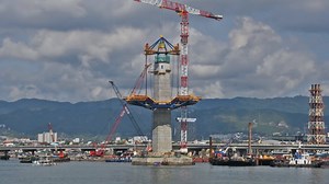 CONSTRUCTION PROGRESS We recently completed lifting of the main bridge form traveler on Tower 1. Watch the monumental undertaking from October 28 and 29. With the completion of the lift in both towers, work will start on the toll bridge’s deck, cable stays, and upper pylon. The Cebu-Cordova Link Expressway is a project of the Cebu Cordova Link Expressway Corporation, a subsidiary company of the Metro Pacific Tollways Corporation. | Cebu-Cordova Link Expressway
