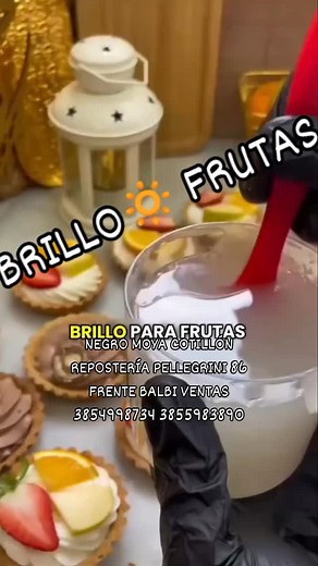 14K reactions · 3.9K shares | CUATRO INGREDIENTES QUE SIEMPRE TIENES EN TU CASA. CASERO Y FÁCIL. EVITA LA OXIDACIÓN RAPIDA. DALE UN TOQUE PROFESIONAL A TUS FRUTAS TARTAS PASTELES ETC. APLICA EL BRILLO CON UN PASTEL CUANDO TUS POSTRES ESTÉN BIEN FRÍOS PARA UN RESULTADO UNIFORME Y DURADERO HAY MÁS TRUCOS DE REPOSTERÍA PROFESIONAL ESPERÁNDOTE... | Cotillón Repostería Negro Moya Santiago Del Estero | Facebook