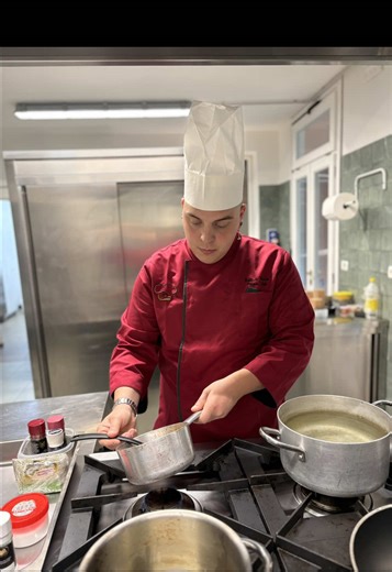 VIVI L’ESPERIENZA DI UNO SHOWCOOKING!👨‍🍳🍽️ ✨Se sei alla ricerca di un servizio che coinvolga ed intrattenga i tuoi ospiti, o semplicemente vuoi goderti una serata speciale Il mio servizio di ShowCooking é perfetto per te! 🥂Una cena gustosa con uno spettacolo intrattenente il tutto nel totale comfort! Contattami 📩 in privato per maggiori informazioni Oppure visita il mio sito chefrusso.it/ al link in bio #privatechefservice #menudegustazione #showcooking #privatechefservices