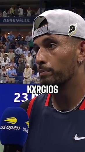 Pourquoi tout le monde parle autant de ce match entre Sabalenka et Kyrgios aujourd’hui, alors que sur le papier, c’est une affiche complètement improbable ? Deux joueurs, deux styles, deux univers, et pourtant, ce match attire une attention énorme avant même le premier point. D’un côté, Sabalenka, puissance, intensité, concentration maximale, une joueuse qui rentre sur le court pour imposer quelque chose, sans laisser respirer l’adversaire. De l’autre, Kyrgios, imprévisible, parfois brillant, pa