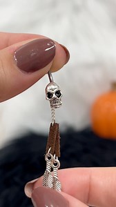 4.9K views · 37 reactions | ✨ One belly ring, two styles. Our Feather Skull Head Belly Button Ring (14G, 10mm) gives you the freedom to switch it up. Wear it bold with the dangling feathers  or keep it sleek without.  Shop now at BodyJewelry.com | Luxe Modz #fypchallenge #facebookpost #trendingpost | BodyJewelry.com | Facebook