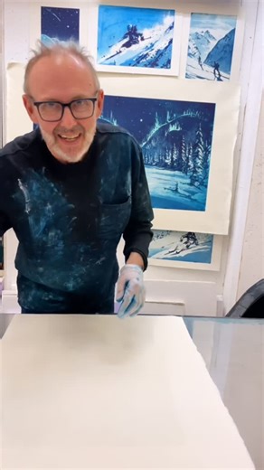 Vår vei under stjernene 🌟 ett av flere nye stjerne- og vinternattmotiver som jeg har lagt ut i nettgalleriet mitt for et par dager siden.. Obs: Det er ganske mye pågang nå før jul, hvis du vil gi et av bildene mine i julepresang er det lurt å ikke vente for lenge med å bestille. Vi anbefaler å få bestillingen inn til 12. desember, men vi trykker og sender till the bitter end! Etsning, 2025 | 35 x 35 cm | 3150,- inkl. kunstavgift Med ramme: 53 x 57 cm | 4620,- inkl. kunstavgift Alle motivene try