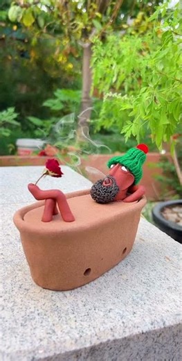 Classical bath with DaMo characters in all-hand-crafted ceramic