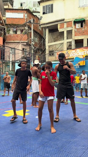 Menina Dançando Funk com MC Bionica