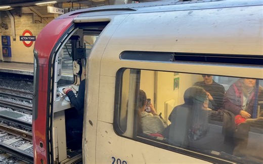 【伦敦地铁】皮卡迪利线 Piccadilly line 出阿克顿镇站（Acton town）