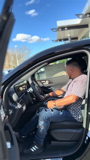 Se acerca mi cumpleaños muy pronto y vine al dealer a buscar una troca para auto regalármela por que me la merezco😱🙏🏻