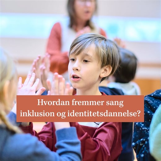 📚 Sang og Skole – Hvordan ser fremtidens skole ud? Det spørger vi om til Nordisk Sangsymposium 2026. Kan sang styrke koncentration, trivsel og fællesskab? Skal den være et pædagogisk redskab – en vej til at bevare vores nationale sangskatte? Og hvordan kan skoler samarbejde med kulturaktører for at bringe sangen tættere på børns hverdag? På Nordisk Sangsymposium 2026 åbner vi temasporet Sang og Skole for dialog, refleksion og konkrete eksempler. Vi vil undersøge sangens rolle i læring, dannelse