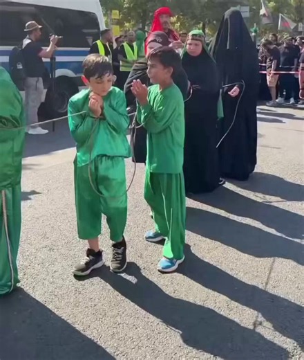 Avrupa kültürü, bir gösteri bile olsa çocukların bu boyutta şiddet içeren ortamda bulunmasını istismar sayar normalde. Sosyal Hizmetler hemen sahneye çıkar ve duruma el koyar. Fakat "kültürel çoğulculuk" adında meşruiyeti kendinden menkul bir tılsım, Avrupa'yı hipnotize etmiş halde. Felç oldular ve farklı inançların her istediklerini yapabileceklerini apriori koşul sayıyorlar. Müdahale ettiklerinde kınanacaklarından deli gibi korkuyorlar. Sanki onlar misafir, göçmenler ev sahibi. Uygarlık bu nok