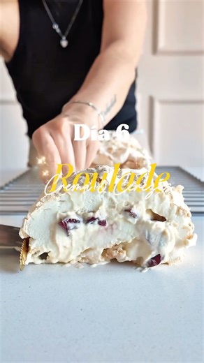 Coronella Bakery | Pastelería on Instagram: "Dia 6 de 12 recetas Navideñas 🎄✨ Un Roll o “Roulade” con crema chantilly y Cerezas. Más fresco no se consigue! RECETA ‼️ • 5 Claras • 270 grs. Azúcar • 1 cda. Vinagre/Limón • 1 cdita. Vainilla . . . #bakery #recetasfaciles #smallbusiness #pasteleria #fyp #parati #argentina #sintacc #bakinglove #cookies"
