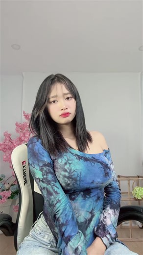 မလှလဲကြည့်ကွာ - Yoon May Lay ဂီတနှင့် ဂီတဗီဒီယိုများ