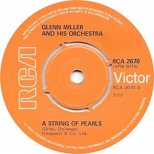Glenn Miller And His Orchestra - A String Of Pearls