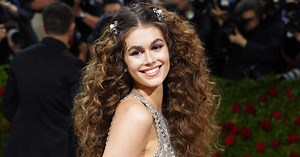 Cheveux bouclés : découvrez le scrunch, ce geste parfait pour redonner du rebond à vos boucles
