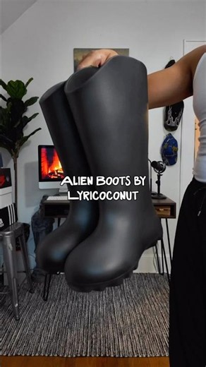 Trying on Alien Boots #yeezy #yzy #kanyewest #boots #fyp