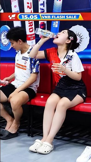 What happens when you have a chivalrous boyfriend??? #vnb #badminton #caulong #shortsvideo #shorts