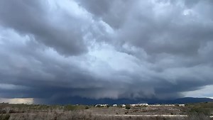 ¡Sencillamente espectacular! 😱⛈ Esta tarde (30/05/2023), #timelapse de la aproximación de la #tormenta a #Corvera, pedanía de #Murcia. Vídeo grabado por Xisco Z. ‼ Un Cumulonimbus Arcus perfectamente definido. Ese cielo con cierta tonalidad verdosa es sinónimo de #granizo. | MeteOrihuela