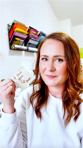 Kelsey S. | Dinosaur Mama | Cricut & Silhouette Craft Tutorials on Instagram: "If you’ve ever wanted to turn a handwritten note into a keepsake you can cut with your Cricut, whether it’s a message from a loved one, a child’s drawing, or a meaningful signature: here are two easy ways to convert handwriting into a clean SVG file. ✨✍️ This is one of my favorite sentimental Cricut projects because you can use the final SVG on ornaments, keychains, mugs, vinyl decals, paper gifts, and so much more. F