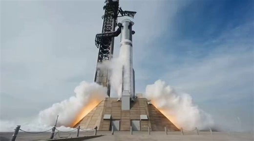 ⚡⚡⚡最新消息：Starship V3 Booster 19全33引擎點火成功👉 🇺🇸 SpaceX於4月中旬完成 Starship V3 Booster 19 靜態點火測試，33具新世代 Raptor 3 引擎全數成功啟動，合計推力逾9,000噸，為人類史上最強火箭助推器。這是 Flight 12 發射前的關鍵地面測試里程碑，後續仍需總裝、WDR 及 FAA 許可。✍️ Raptor 3 相較前代推力更強、結構更精簡，V3 在本次測試中首次完整驗證33引擎同步點火能力。馬斯克4月初透露 Flight 12 目標5月初至中旬，目前時程大致吻合。