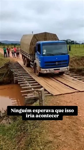 Sena IA Mind on Instagram: "Um caminhão azul 🚛, pesado, atravessando devagar uma ponte de madeira sobre um rio barrento 🌊. A filmagem é de longe, tremida, daquele jeito bem caseiro 📱 Algumas pessoas ao fundo observam em silêncio, apreensivas 👀 O caminhão chega no meio da ponte… 🪵 CRAAACK! A madeira começa a ceder. Tábuas se partem. O som seco ecoa no ar. Em segundos… 💥 A ponte colapsa inteira! O caminhão despenca no rio, levantando água, barro e pedaços de madeira 🌊💦 Pessoas gritam ao fu