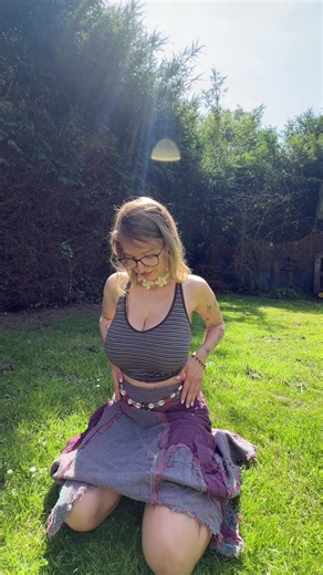 Who shines brighter, the sun or me? 🤭☀️ Love my new skirt, there is a little hippie girl in my heart still sometimes 🌀💫 #ootd #outfitoftoday #hippiechic