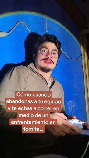 Yo jugando videojuegos con mis compas...