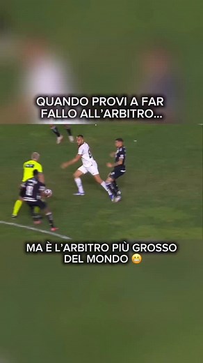 20K views · 26 reactions | Nel match di Copa do Brasil tra Vasco e Botafogo, a São Januário, il protagonista inatteso è stato… l’arbitro Anderson Daronco. Il direttore di gara è finito a terra dopo essere stato sgambettato dal giocatore del Vasco, Jair, in un’azione tutt’altro che legata al pallone. #CalVARese #arbitri | Gianpaolo Calvarese | Facebook