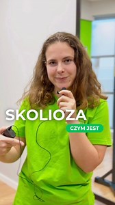 Skolioza: 3 ćwiczenia dla dorosłych i dzieci ⚡️ Skolioza to skrzywienie kręgosłupa, które może być wrodzone lub nabyte. Dzisiaj przyjrzymy się drugiej opcji, gdy postawa uległa zmianie z powodu dysfunkcji mięśni. Jak to się dzieje?Kiedy mięśnie po jednej stronie są przykurczone przez długi czas, stwarza to wrażenie przechylenia na jedną stronę. To pociąga za sobą deformację kręgosłupa.Zwykle mięsień czworoboczny lędźwi (znajdujący się w okolicy lędźwiowej) ulega skurczom, dlatego w filmie dzieli