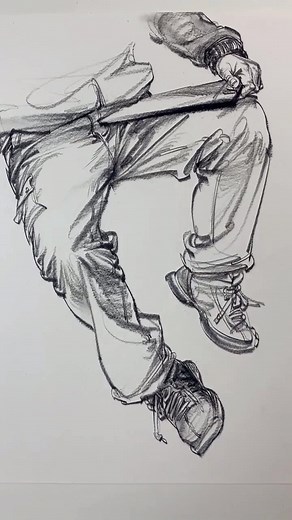 Tongfushop on Instagram: "Briefly showing today’s leg sketching practice ✏️ Complete the leg sketch directly without drawing a base map 🌸 #drawing #tutorials #legs #pencil #sketch #lines #pencildrawing #art #pencilart #instagood #artist #sketchbook #howtodraw #foot #shoe #pants #texture #artistsoninstagram #fyp"