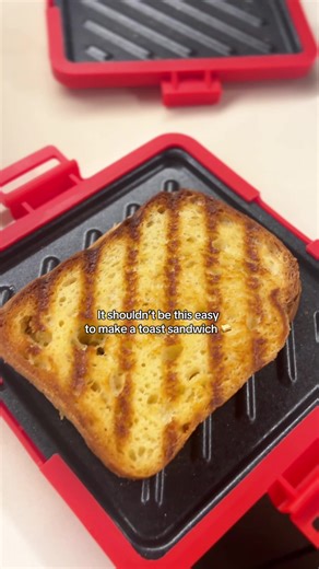 Microwaved sandwich?!! 😳I can’t believe it’s so easy to make a toasted sandwich and get it so crispy and golden! I love this gadget and I know I’m using it everyday for quick lunches at home or in the office 😍 it’s also on a great gift idea, or stock filler for Christmas! Check out the vouchers