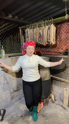 thịt lợn treo gác bếp nhà em sắp được hạ rồi các bác ơi | Thanh Vân Khẩu Sli