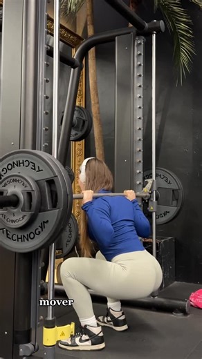 Nuria Martín💖 on Instagram: "Os dejo aquí la rutina por escrito aquí (pero como digo, lo más importante es la intensidad y la progresión en cargas con el paso del tiempo)⬇️ 1. Sentadilla 3X6-8 2. Hip thrust 3X8-10 3. Búlgaras 2X8-10 4. Extensión de cuádriceps 3X8-10 5. Hiperextensiones para glúteo 2X10-12 Leggins y chaqueta azul de @yeoreo_official 🔥 Gym @icongymvalencia 💪🏻🔥✨"