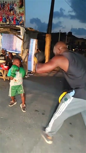 Coach & Fighter Chemistry 🔥 Padwork Flow” #BoxingMitts #FightTraining