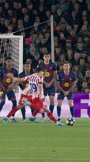 Julian Alvarez free-kick!