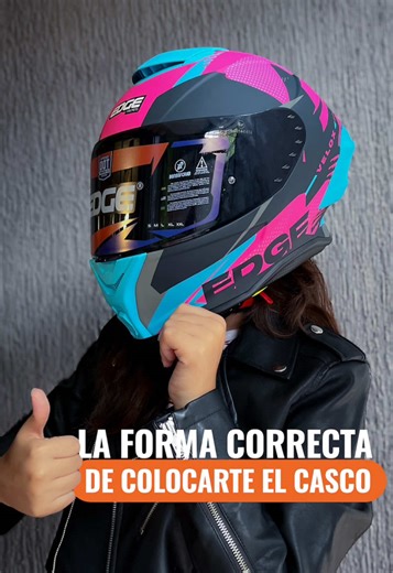 ❌Cuidado: ¿Te pones mal el casco? ✅ Acá te dejamos la forma correcta. Un casco suelto es casi tan peligroso como no llevar nada. ¡La seguridad comienza con un buen ajuste! Sigue estos 3 pasos clave y asegúrate de que tu casco no te abandone en un momento crítico: 1. Colocación: Ábrelo desde las correas, introduce primero la nuca y luego empuja hacia adelante. Debe cubrir tu frente, justo por encima de las cejas. 2. Ajuste: Debe quedar ajustado, moviéndose con tu piel, no girando sobre tu cabeza.