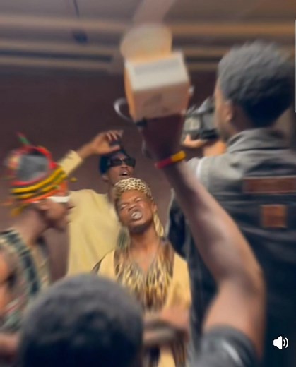 38K views · 2.6K reactions | <<on ne touche pas ce qu'on ne voit pas >> Esprit Sap And Management Non Happy D’efoulan est fort, non vrai vrai je ne vois pas quelqu'un qui peux prendre le trône là même dans 10 ans ! Il a trop d'énergie et beaucoup à donner... <<Oooh !!! Les tanlaktanlak(les petits va nu pieds) Ont va vous enseigné la divinité>> Quand Dieu donne l'homme ne peut rien changé ! @滛 Abonnez vous | Esprit Sap And Management | Facebook