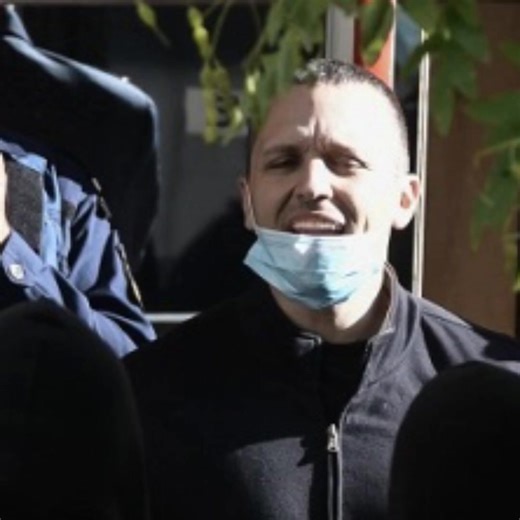 Αξίζει ; Ναι αξίζει να στηρίξεις τον μοναδικό Έλληνα πολιτικό που στα καλύτερα και στα πιο δημιουργικά χρόνια της ζωής του επέλεξε έναν δρόμο που κανείς από εμάς δεν έχουμε την δύναμη να ακολουθήσουμε , τον δρόμο εκείνο της φυλακής , της στέρησης της ελευθερίας και γιατί ;;; Για τις ιδέες του για τα πιστεύω του που είναι και τα δικά μας πιστεύω . Είμαστε υποχρεωμένοι όσοι αγαπάμε την Πατρίδα μας να δηλώνουμε παρών στο πλευρό του , γιατί ; Γιατί δεν έσκυψε στο σύστημα και δεν πούλησε την ψήφο μας